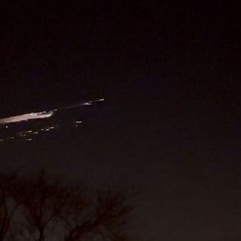 Ein Lichtschweif ist in der Nacht zum Mittwoch (19. Februar) im Himmel zu sehen.