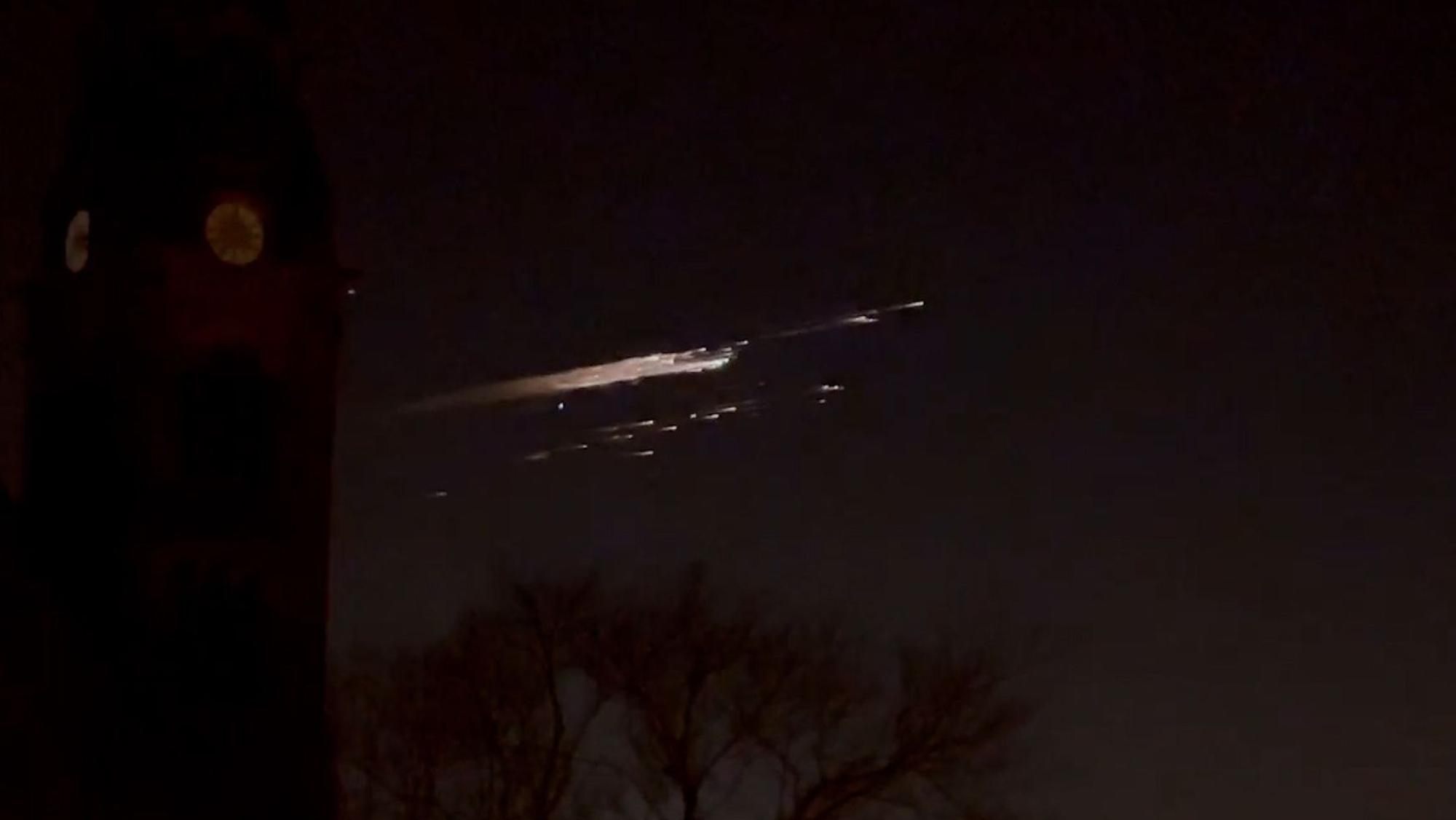 Ein Lichtschweif ist in der Nacht zum Mittwoch (19. Februar) im Himmel zu sehen.