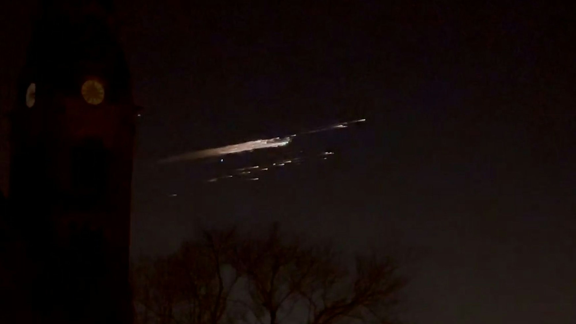 Ein Lichtschweif ist in der Nacht zum Mittwoch (19. Februar) im Himmel zu sehen.