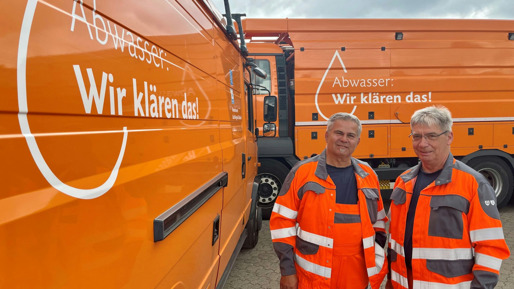 Das Foto zeigt Mitarbeiter der Abwasserwirtschaft