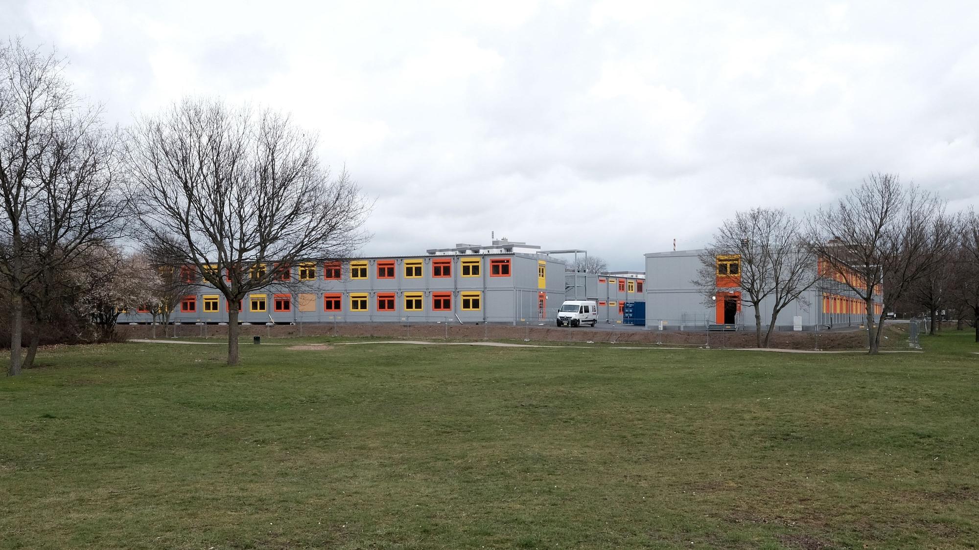 Das Container-Übergangsquartier für das Dreikönigsgymnasium im Bürgerpark Nord.