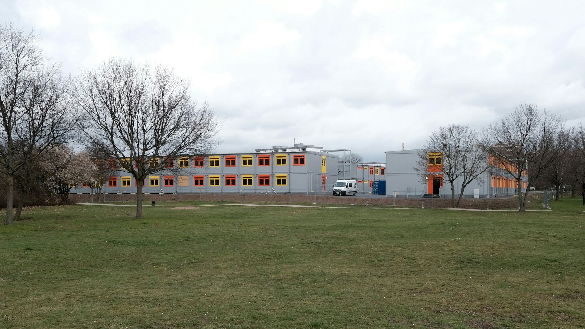 Das Container-Übergangsquartier für das Dreikönigsgymnasium im Bürgerpark Nord.
