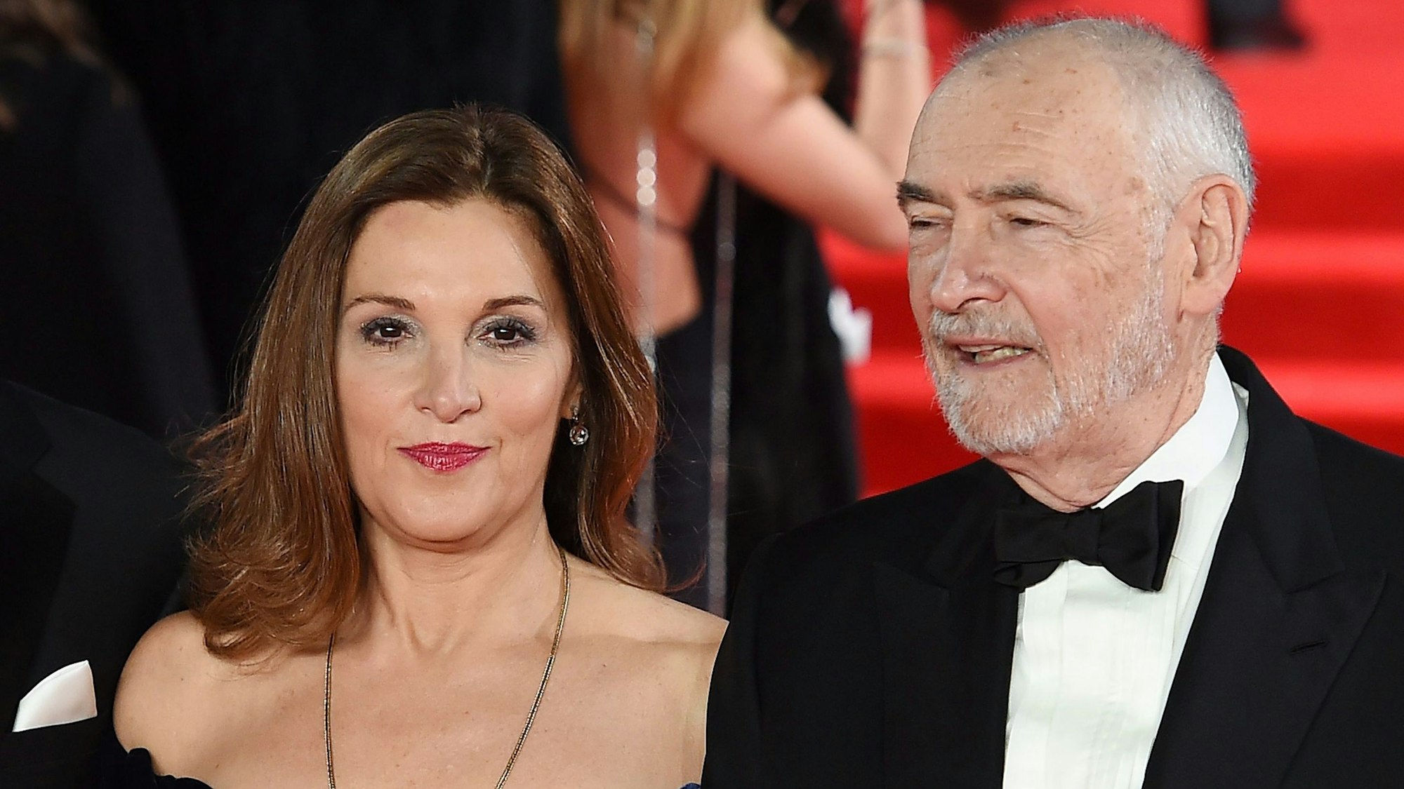 26.10.2015, Großbritannien, London: Die US-Produzenten Barbara Broccoli und Michael G. Wilson kommen zur Premiere des James Bond-Films «Spectre». Broccolis Vater und Wilsons Stiefvater Albert R. «Cubby» Broccoli hat die James-Bond-Filmreihe mit 1962 mit «James Bond - 007 jagt Dr. No» gestartet.