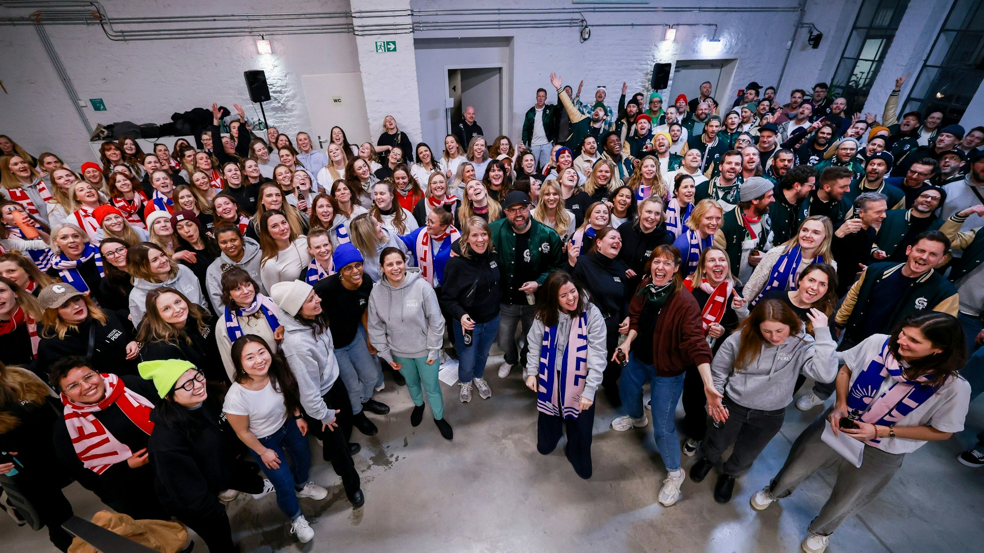 Frauenchor und Männerchor bei der gemeinsamen Probe in der Pattenhalle