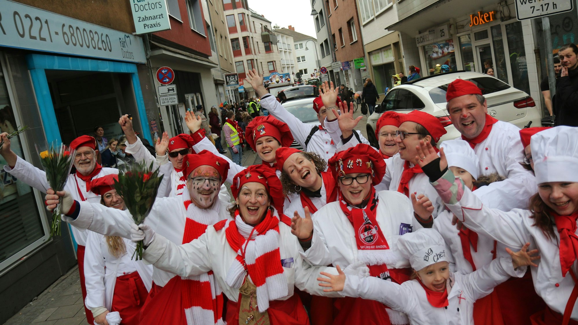 Farbenfroh und jecke der Umzug am Karnevalsdienstag in Mülheim mit dabei die Läufer ‚Kombüse Müüs‘ vun 1998 e.V.