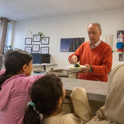 Manfred Puischen ist einer von drei Ehrenamtlichen, die bei der Übermittagsbetreuung in der OT Arche Nova hilft.