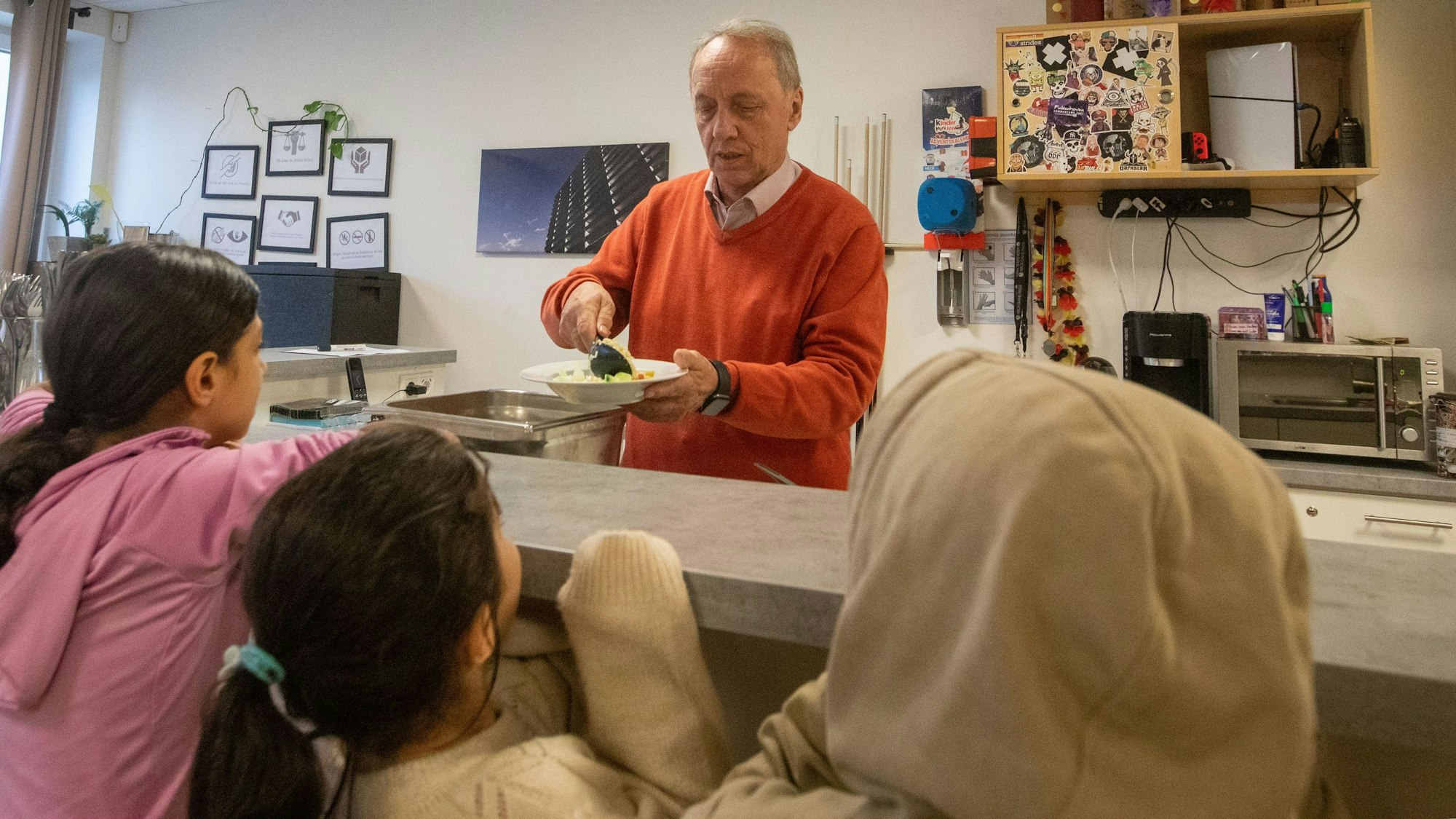 Manfred Puischen ist einer von drei Ehrenamtlichen, die bei der Übermittagsbetreuung in der OT Arche Nova hilft.