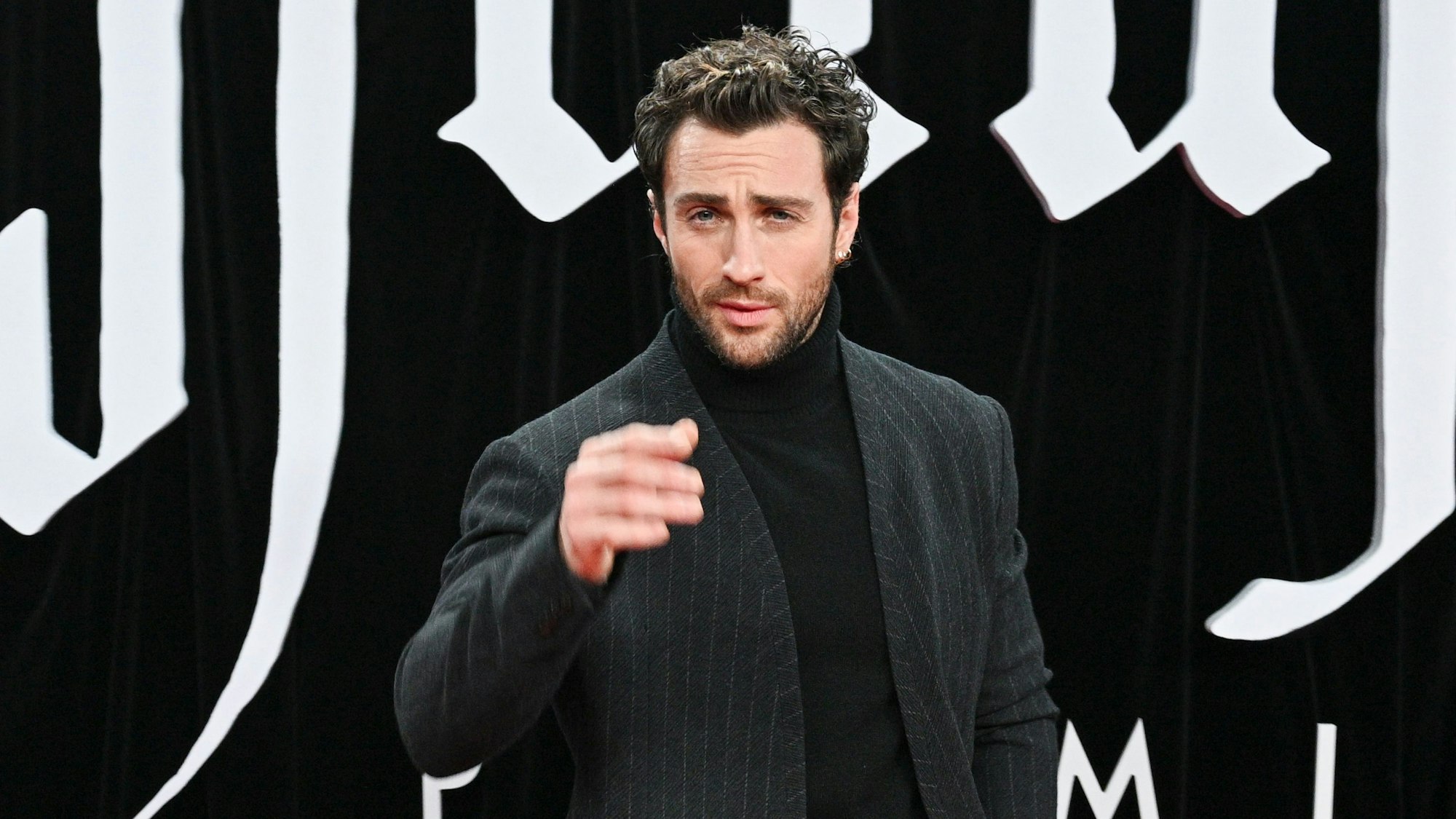 Der Schauspieler Aaron Taylor-Johnson kommt zur Weltpremiere des Films ·Nosferatu - Der Untote· in das Kino Zoo Palast.