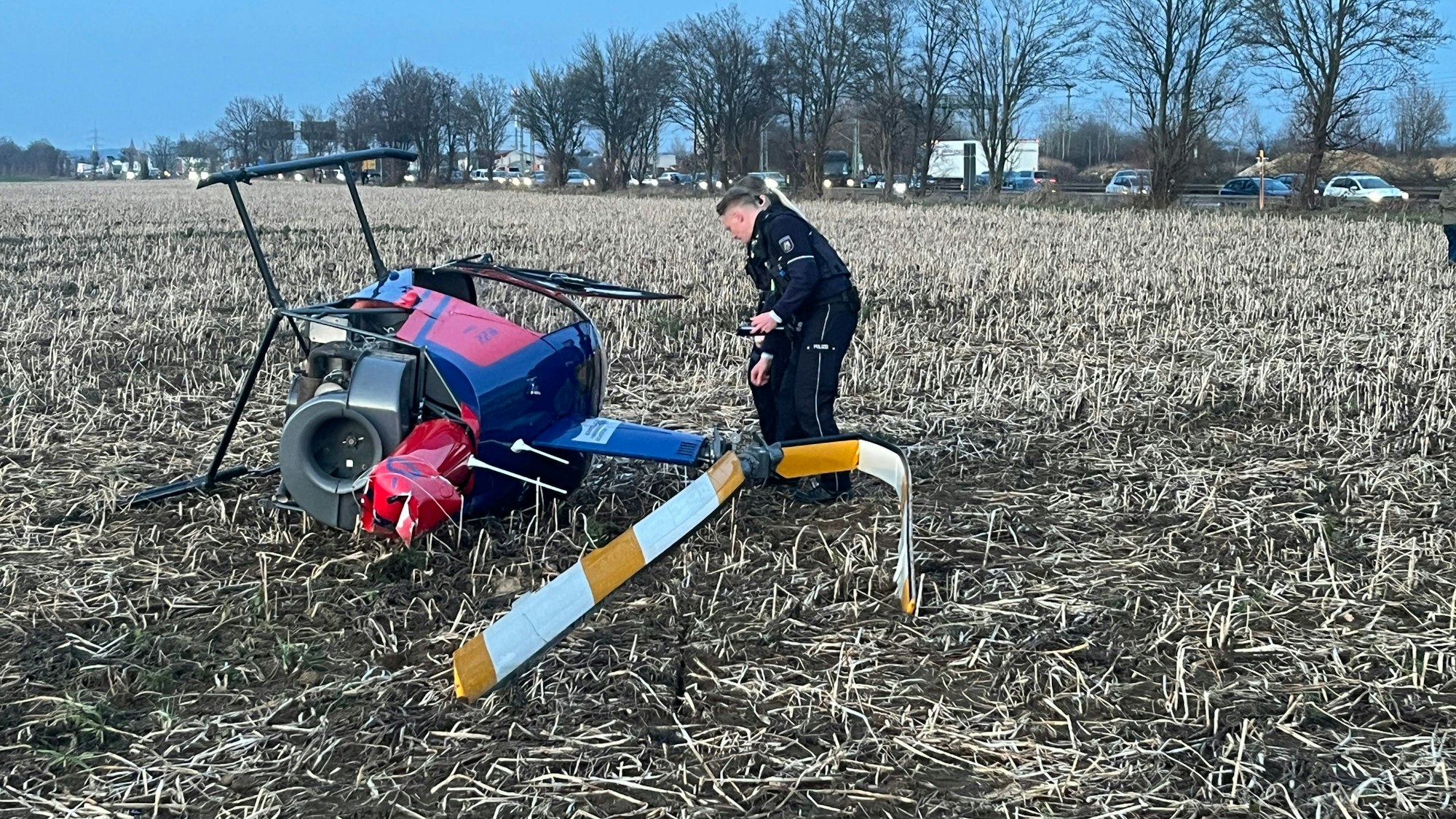 Ein Rotorblatt war nach dem Absturz völlig verbogen, Trümmerteile lagen auf dem Feld.