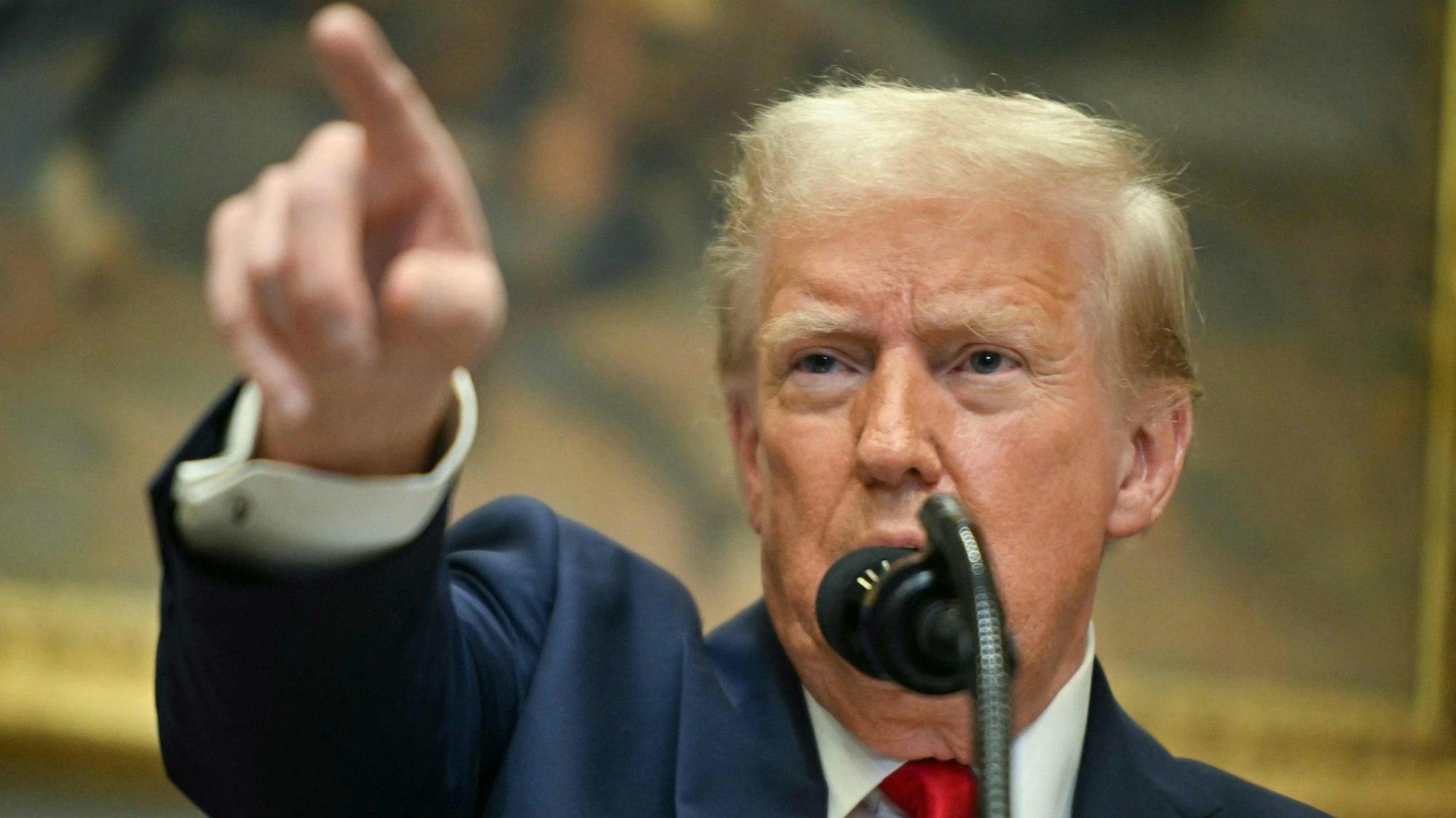 US-Präsident Donald Trump hält während einer Rede im Weißen Haus seinen Finger ausgestreckt. (Archivbild)