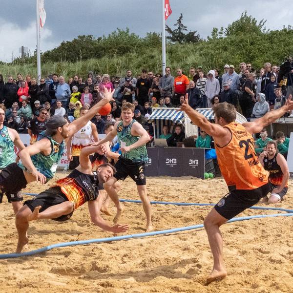 Die 12 Monkeys Köln (in grünen Trikots) sind amtierender Deutscher Meister im Beachhandball.