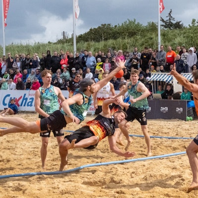 Die 12 Monkeys Köln (in grünen Trikots) sind amtierender Deutscher Meister im Beachhandball.