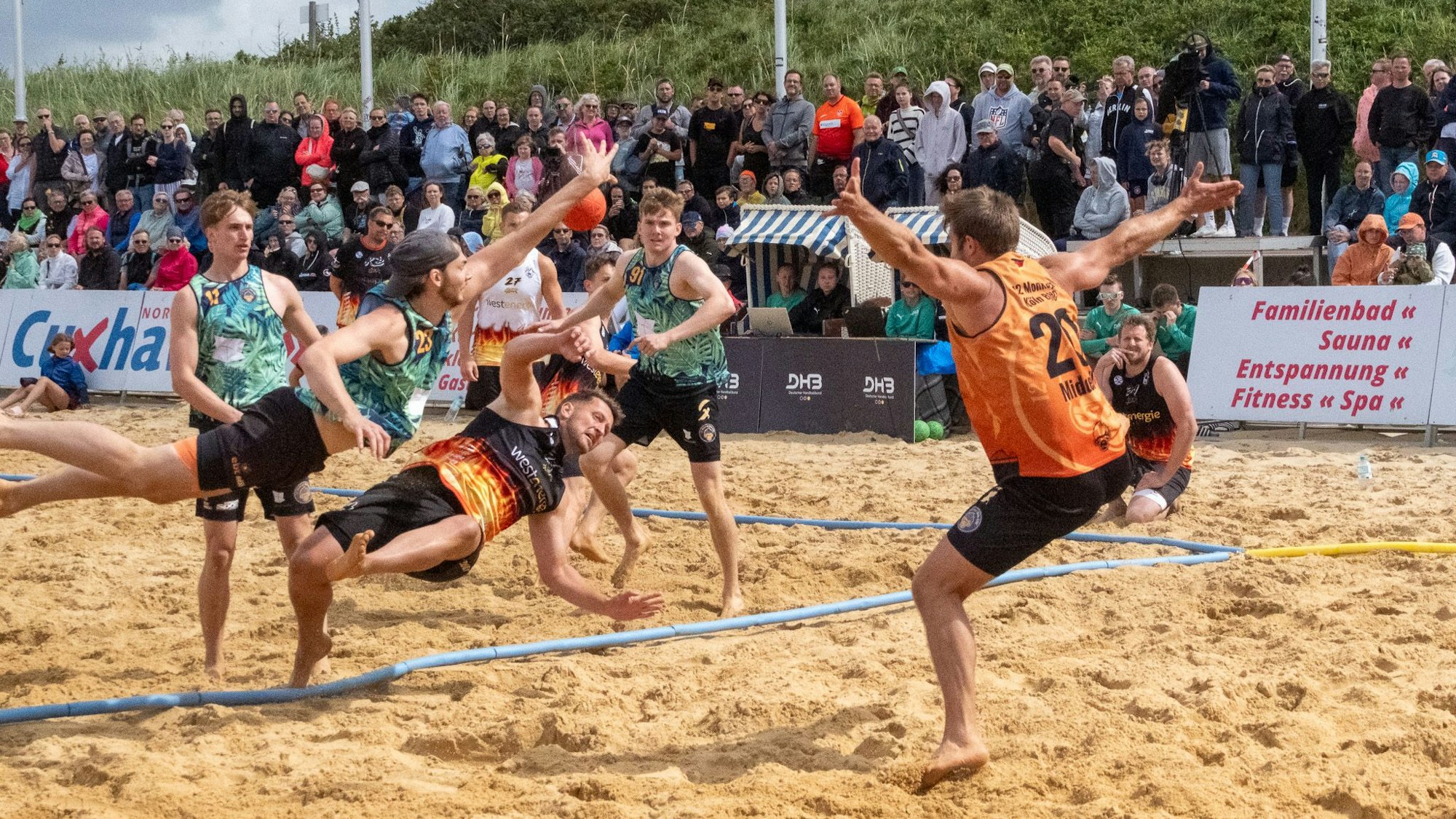 Die 12 Monkeys Köln (in grünen Trikots) sind amtierender Deutscher Meister im Beachhandball.