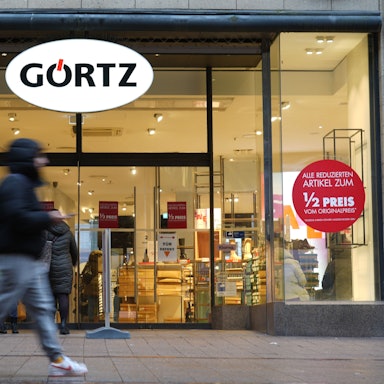 Passanten gehen an einer Filiale des Schuhhändlers Görtz in der Innenstadt vorbei.