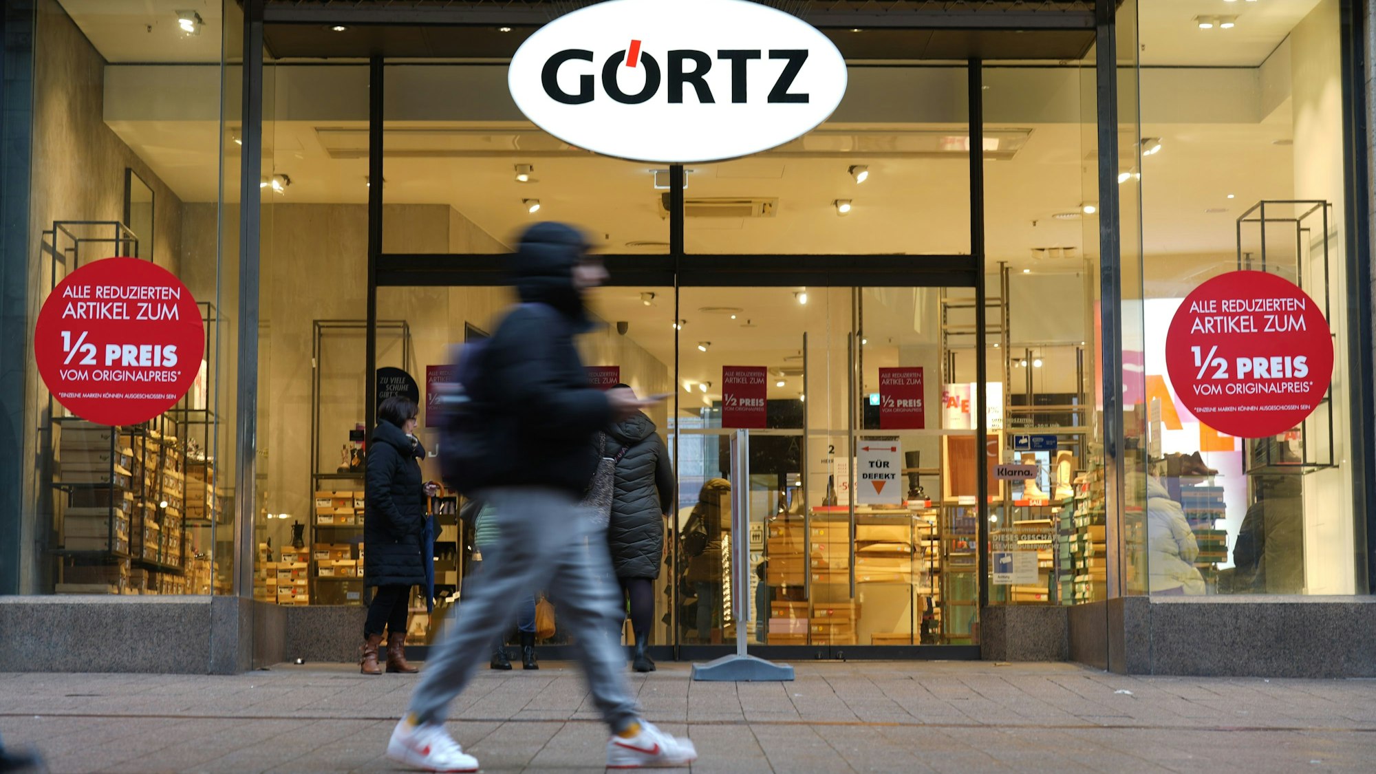 Passanten gehen an einer Filiale des Schuhhändlers Görtz in der Innenstadt vorbei.