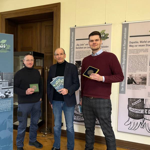 Von links nach rechts: Harald Cremer (Filmemacher), Prof. Dr. Jürgen Mittag (Leiter der Arbeitsgruppe „LEV50“), Jörg Wenge (Pressesprecher) vor der aktuellen Wanderausstellung.