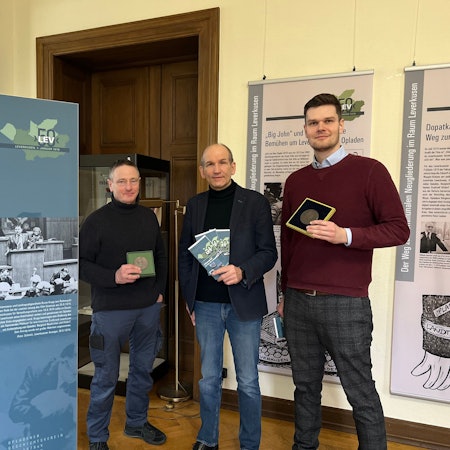 Von links nach rechts: Harald Cremer (Filmemacher), Prof. Dr. Jürgen Mittag (Leiter der Arbeitsgruppe „LEV50“), Jörg Wenge (Pressesprecher) vor der aktuellen Wanderausstellung.
