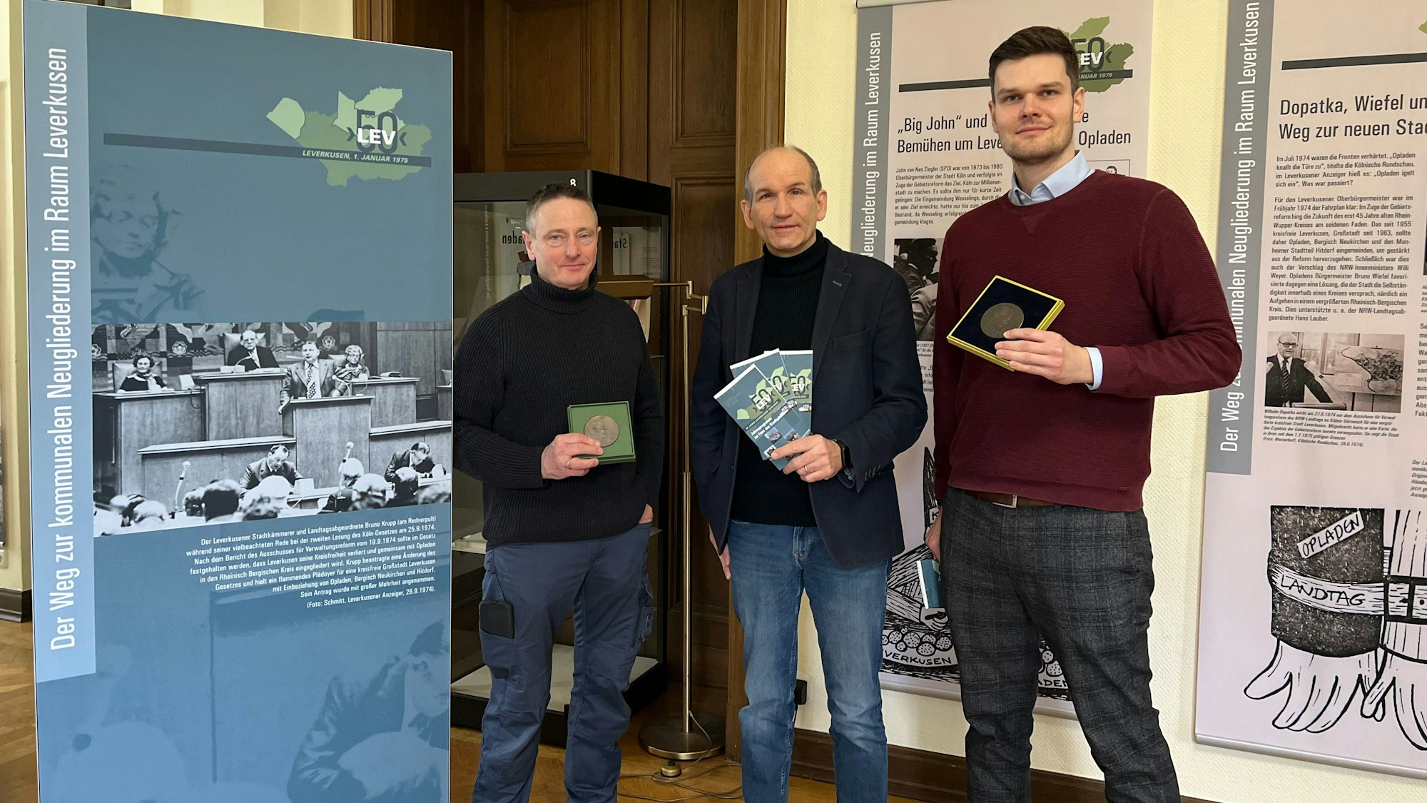Von links nach rechts: Harald Cremer (Filmemacher), Prof. Dr. Jürgen Mittag (Leiter der Arbeitsgruppe „LEV50“), Jörg Wenge (Pressesprecher) vor der aktuellen Wanderausstellung.