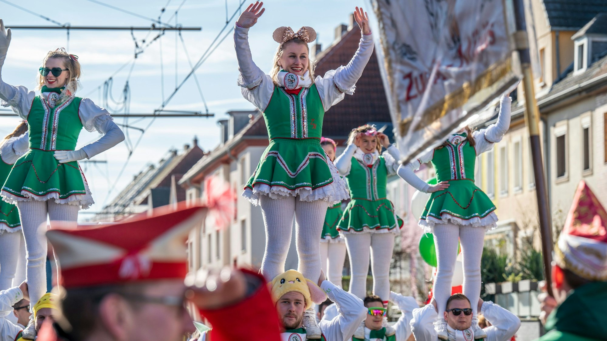 Der Zollstocker Veedelszug ist ein jecker Spaß. Kitas, Schulen, Tanzgruppen und Vereine des Veedels sind dabei. (Archivbild)