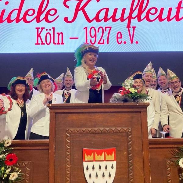 lla Baustian-Walter, Präsidentin der Fidelen Kaufleute, mit ihrem Elferrat.