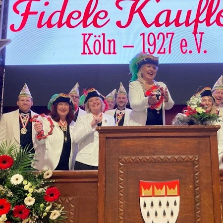 lla Baustian-Walter, Präsidentin der Fidelen Kaufleute, mit ihrem Elferrat.