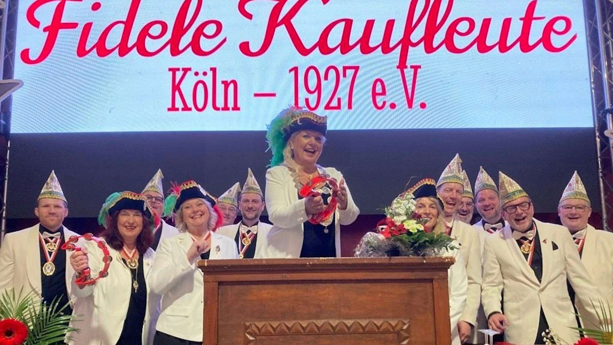 lla Baustian-Walter, Präsidentin der Fidelen Kaufleute, mit ihrem Elferrat.