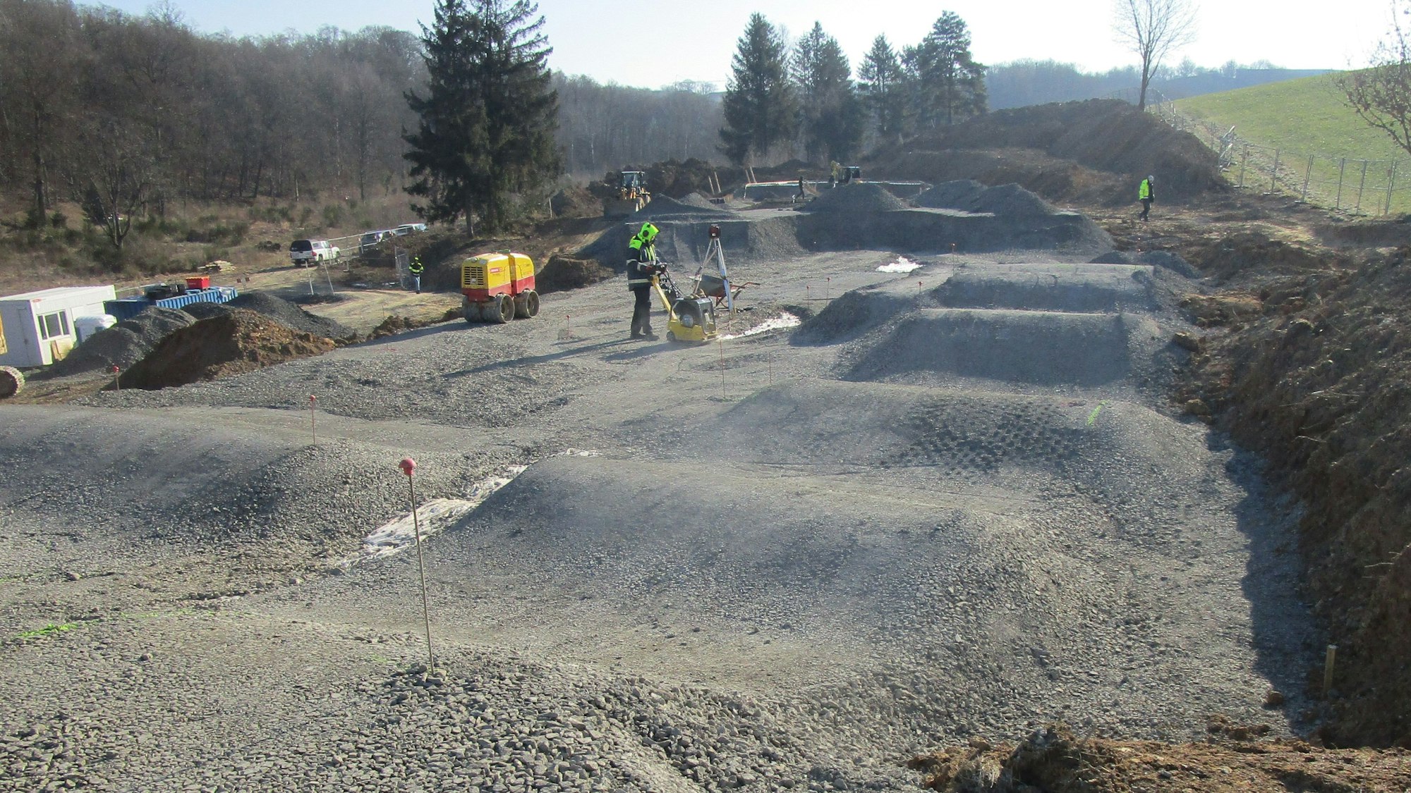 Deutliche Wellen schlägt bereits der Pumptrack, der ebenfalls zum Waldbröler Rollsportpark an der Klus gehört.