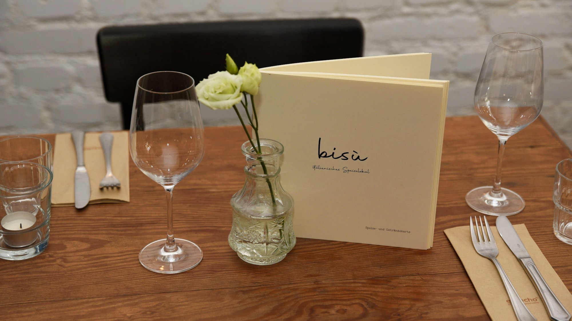 Ein gedeckter Tisch im Restaurant Bisu in Köln, Aufnahme von 2020.