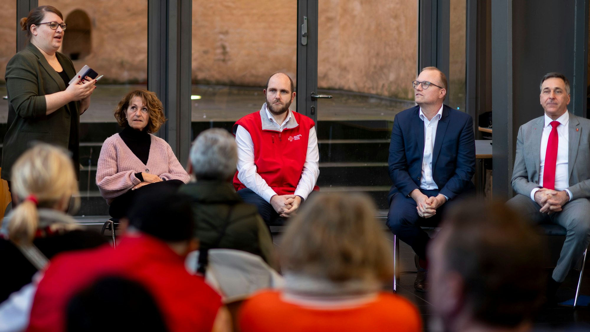 Das Bild zeigt die Diskussionsrunde in der Zülpicher Begegnungsstätte in der Martinskirche.