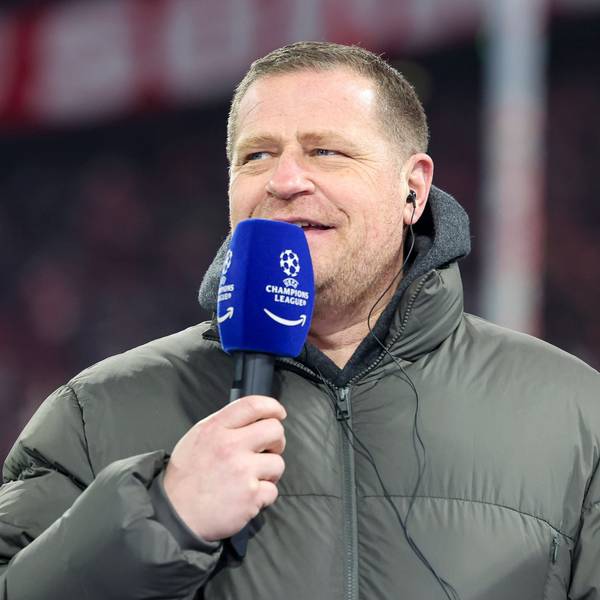Bayern-Sportvorstand Max Eberl gibt am Sky-Mikrofon Auskunft.