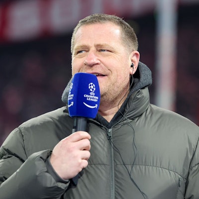 Bayern-Sportvorstand Max Eberl gibt am Sky-Mikrofon Auskunft.