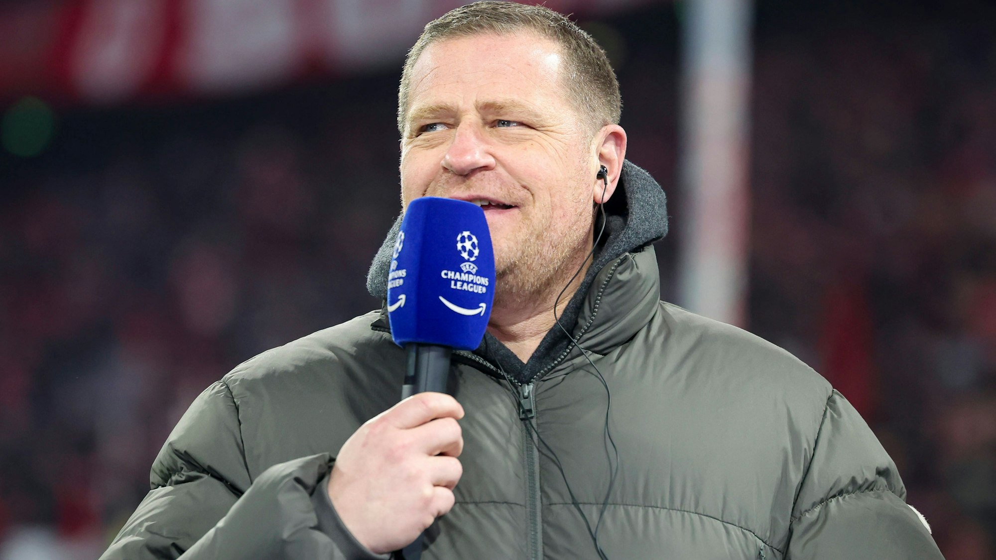 Bayern-Sportvorstand Max Eberl gibt am Sky-Mikrofon Auskunft.