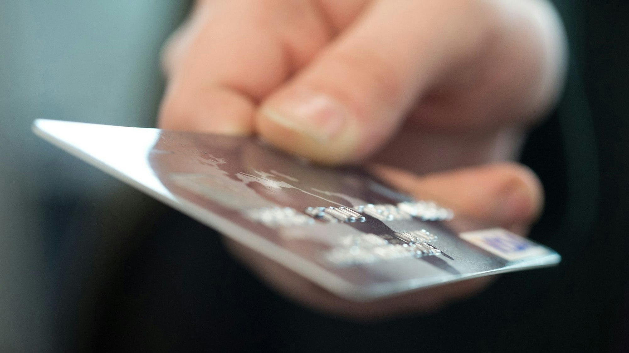 Eine Hand hält eine Kreditkarte.