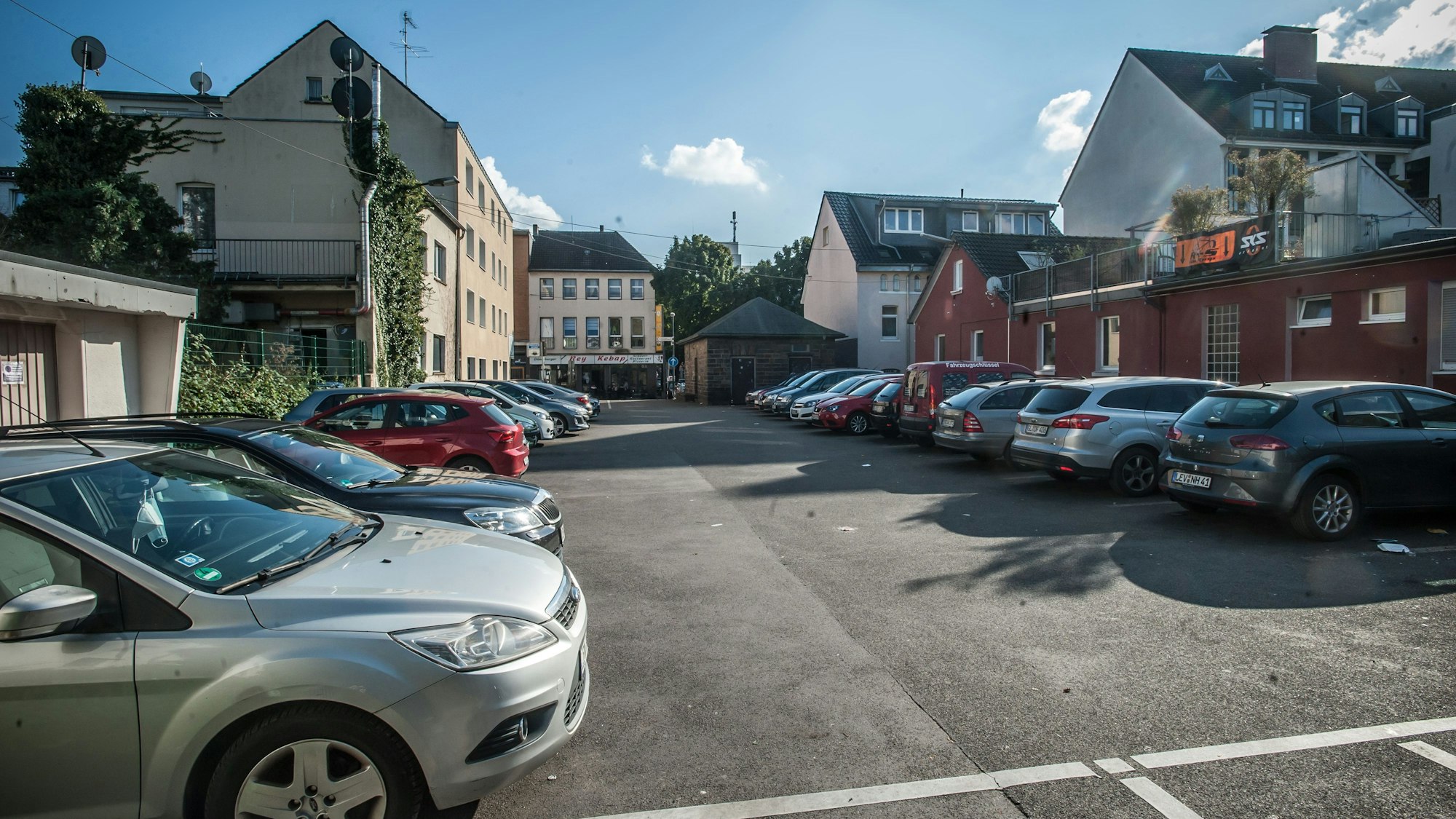 Ein Parkplatz auf einem ehemaligen Bunker in Opladen