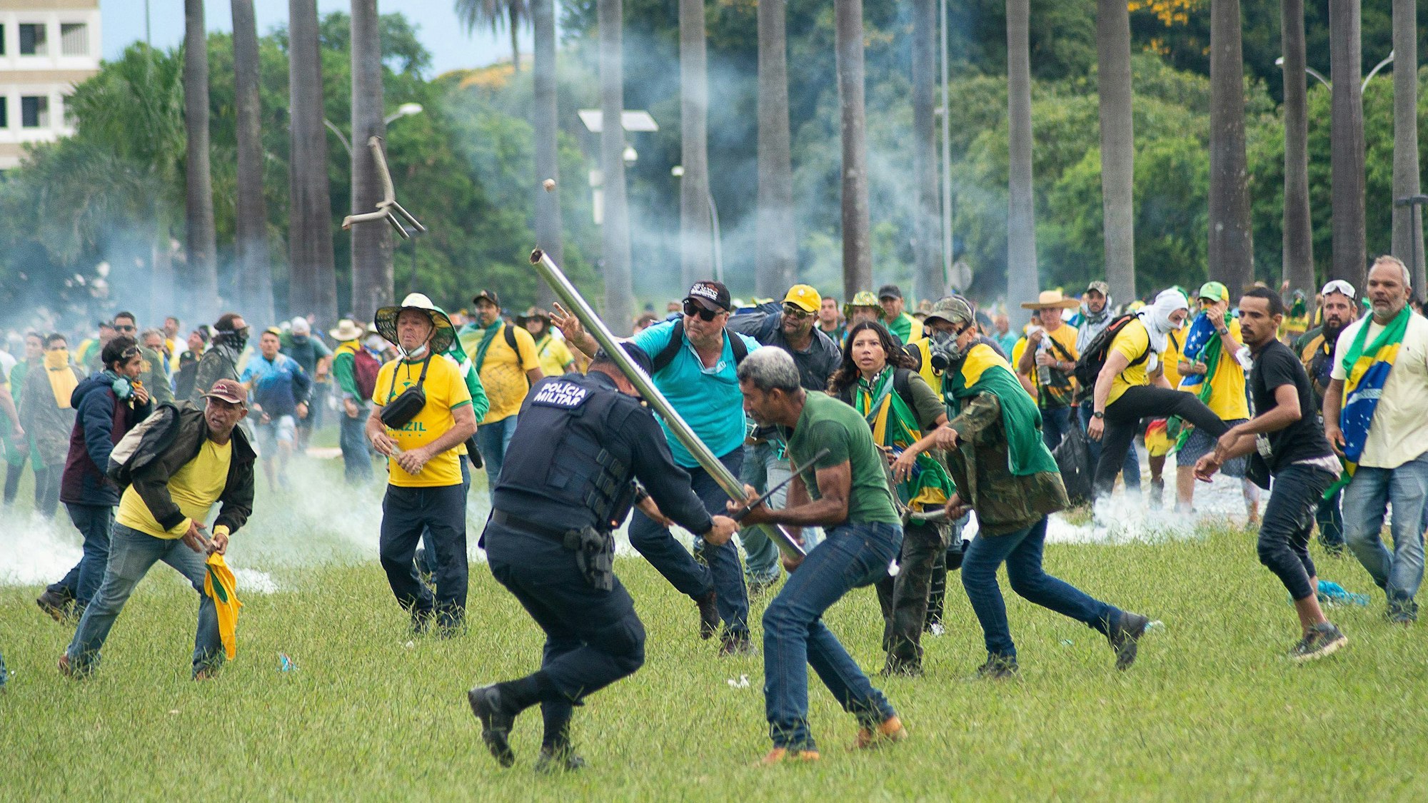 Anhänger des ehemaligen brasilianischen Präsidenten Bolsonaro geraten in der Hauptstadt mit Polizisten aneinander. Ein Mann schlägt dabei einen Polizisten mit einer Stange. (Archivbild)