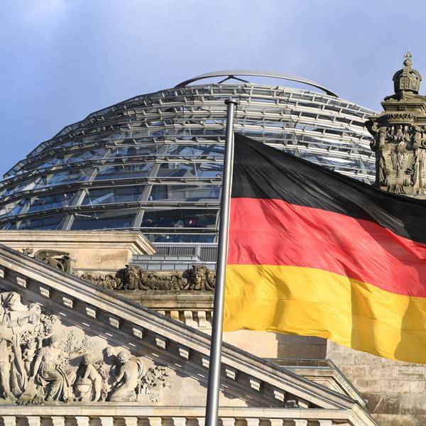 ARCHIV - 05.01.2017, Berlin: Die schwarz-rot-goldene Flagge weht vor der Kuppel des Reichstages. Foto: Soeren Stache/dpa +++ dpa-Bildfunk +++