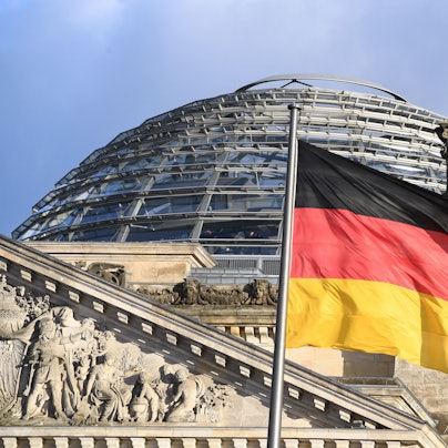 ARCHIV - 05.01.2017, Berlin: Die schwarz-rot-goldene Flagge weht vor der Kuppel des Reichstages. Foto: Soeren Stache/dpa +++ dpa-Bildfunk +++