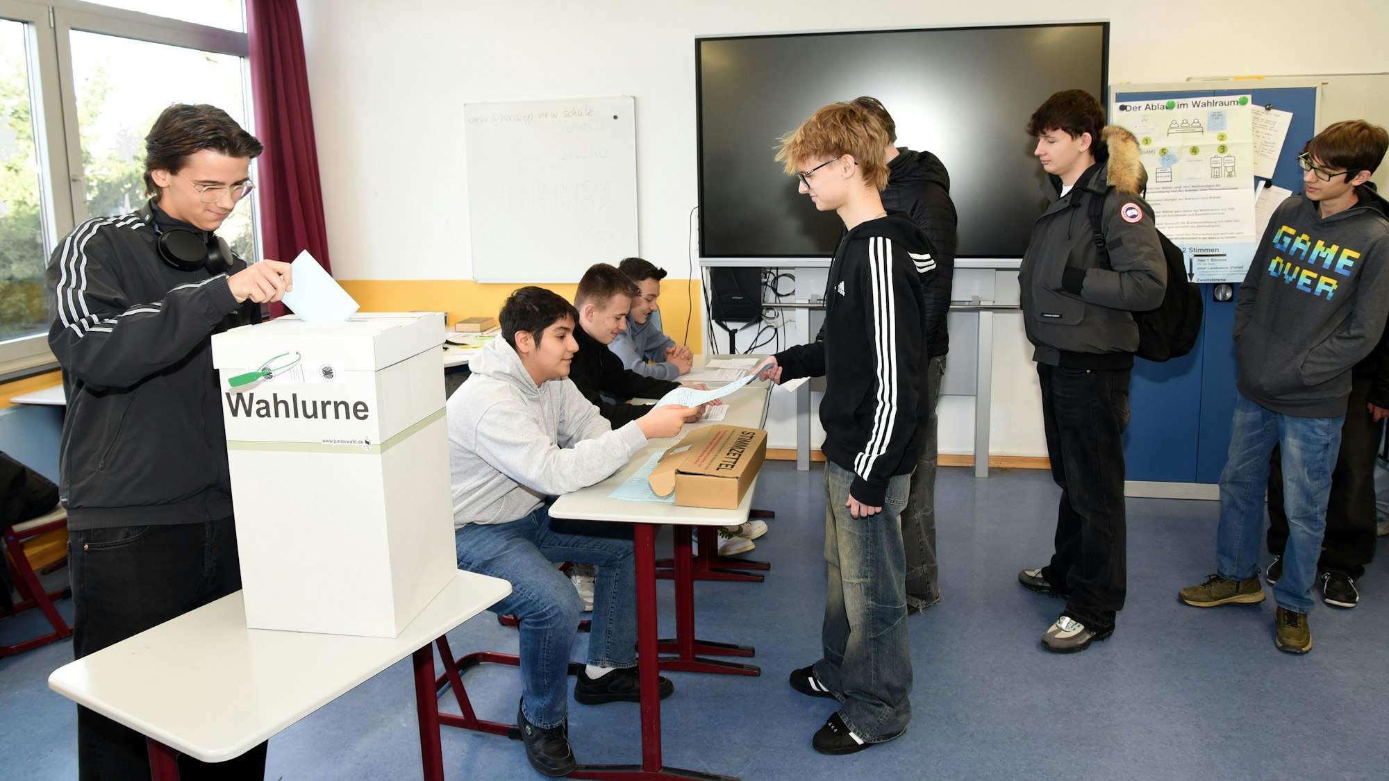 Das Foto zeigt Schüler bei der Juniorwahl.