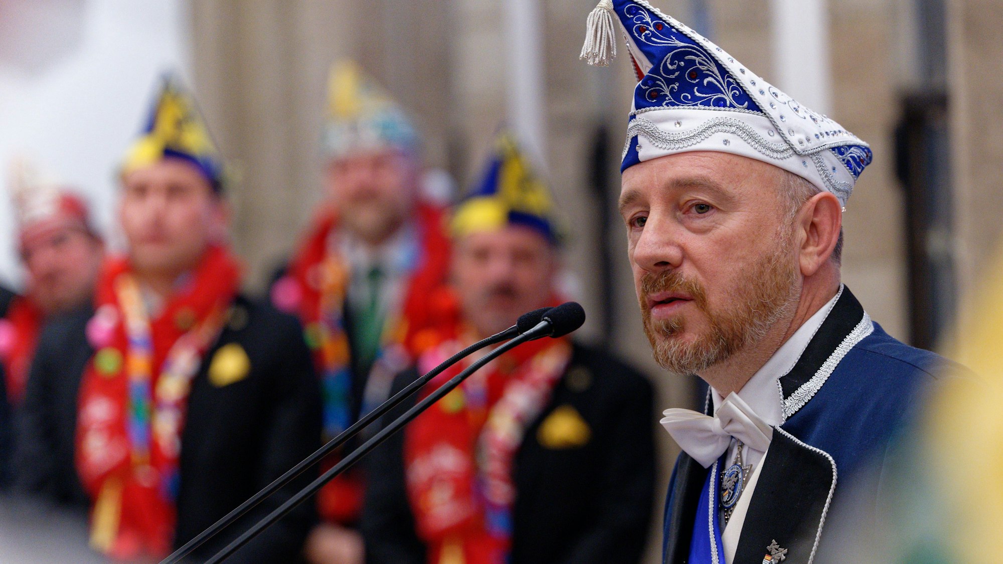 Aaron Knappstein, Präsident des jüdischen Karnevalsvereins «Kölsche Kippa Köpp», spricht bei einer Veranstaltung zum Auftakt der Karnevalssession im Rathaus. +++ dpa-Bildfunk +++