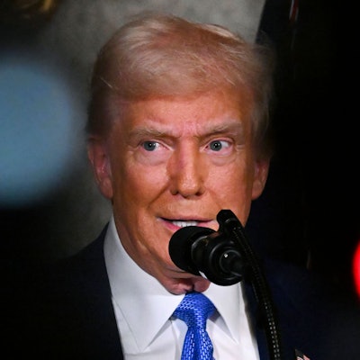 18.02.2025, USA, Palm Beach: US-Präsident Donald Trump spricht in seinem Anwesen Mar-a-Lago. Foto: Uncredited/Pool/AP/dpa +++ dpa-Bildfunk +++