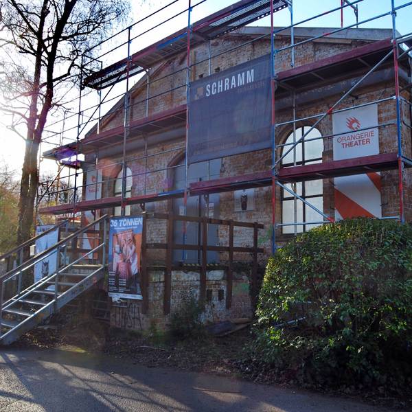 Die Baustellen-Fassade am Orangerie Theater im Volksgarten