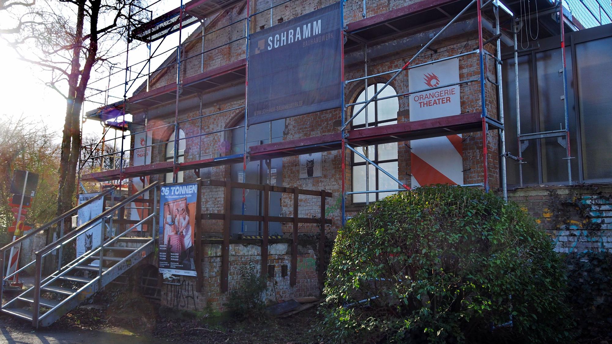 Die Baustellen-Fassade am Orangerie Theater im Volksgarten