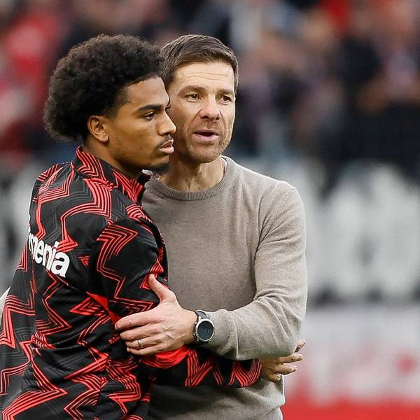 Amine Adli (l.) mit Trainer Xabi Alonso