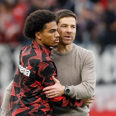Amine Adli (l.) mit Trainer Xabi Alonso