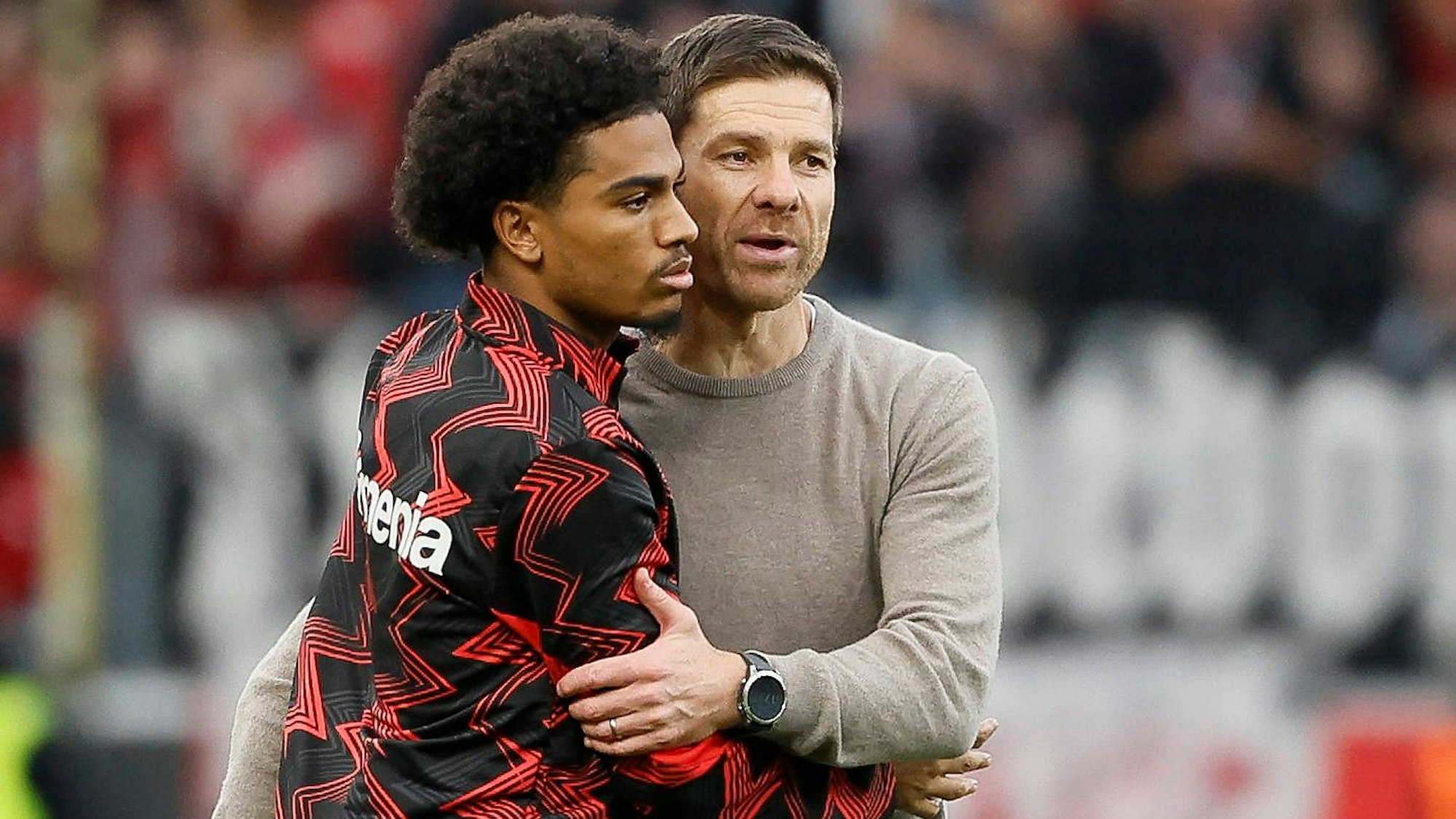 Amine Adli (l.) mit Trainer Xabi Alonso