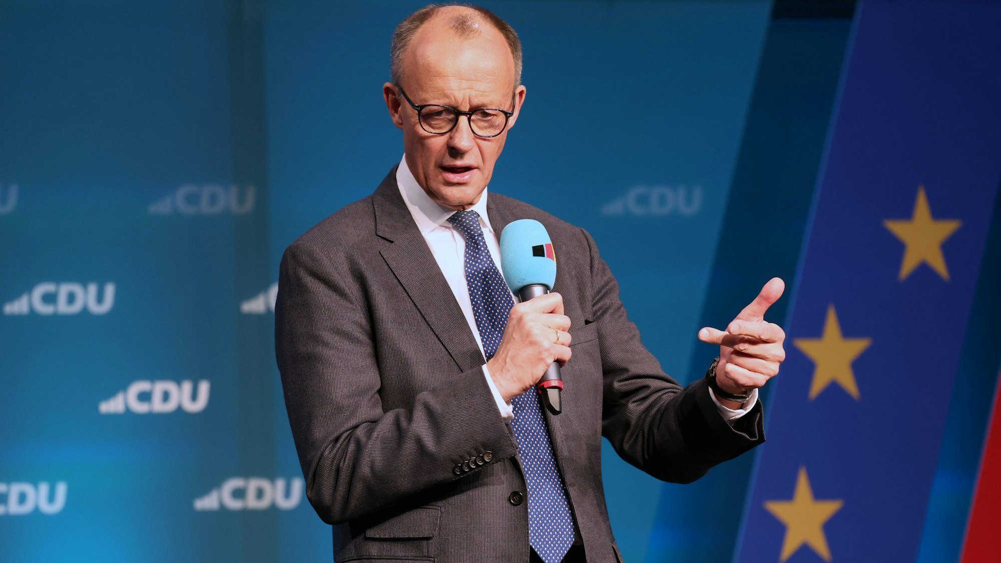 ARCHIV - 12.02.2025, Mecklenburg-Vorpommern, Neubrandenburg: Friedrich Merz, Unions-Kanzlerkandidat und CDU-Bundesvorsitzender, spricht auf einer Wahlkampfveranstaltung der CDU im Haus der Kultur und Bildung.