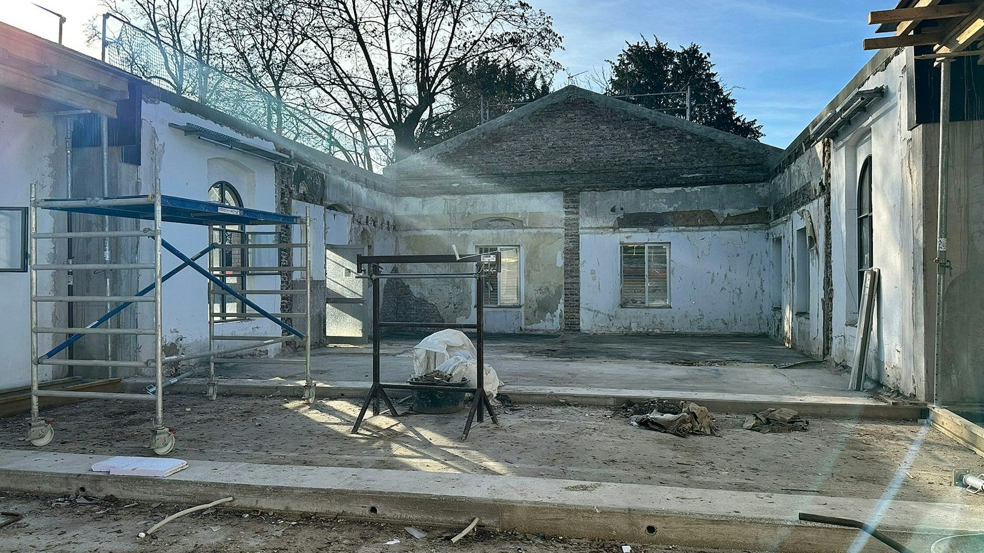 Ein alter, sanierungsbedürftiger Theatersaal ohne Dach.