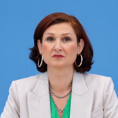 ARCHIV - 10.09.2024, Berlin: Ferda Ataman, Unabhängige Bundesbeauftragte für Antidiskriminierung, aufgenommen während einer Pressekonferenz zur Vorstellung des Fünften Gemeinsamen Berichts der Antidiskriminierungsstelle des Bundes und der in ihrem Zuständigkeitsbereich betroffenen Beauftragten der Bundesregierung und des Bundestages. (zu dpa: «Migrationsdebatte: Ataman warnt vor Zunahme rassistischer Vorfälle») Foto: Soeren Stache/dpa +++ dpa-Bildfunk +++