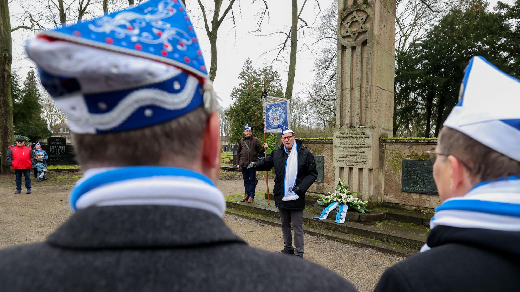 26.01.2025
Köln:
Der jüdische Karnevalsverein Kölschen Kippa Köpp (KKK) gedenkt der in der NS-Zeit verfolgten und ermordeten jüdischen Karnevalisten. Anlass ist der Internationale Holocaust-Gedenktag auf dem jüdischen Friedhof in Bocklemünd.
Dr. Michael Rado
Foto: Martina Goyert