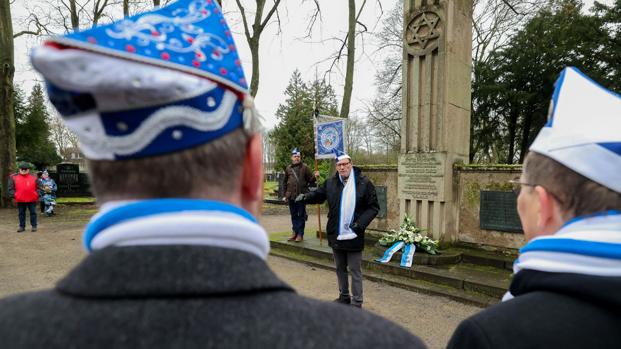 26.01.2025
Köln:
Der jüdische Karnevalsverein Kölschen Kippa Köpp (KKK) gedenkt der in der NS-Zeit verfolgten und ermordeten jüdischen Karnevalisten. Anlass ist der Internationale Holocaust-Gedenktag auf dem jüdischen Friedhof in Bocklemünd.
Dr. Michael Rado
Foto: Martina Goyert